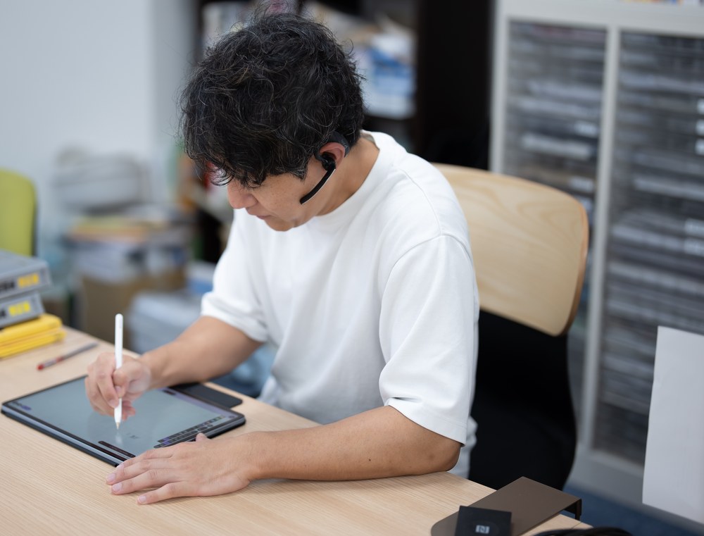 タブレットに図を書き込みながら解説を考える木ノ下翔